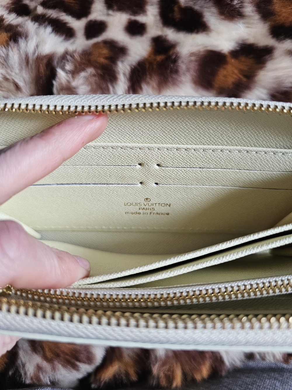 Louis Vuitton Damier Azur Zippy Wallet - White - Picture 7 of 7